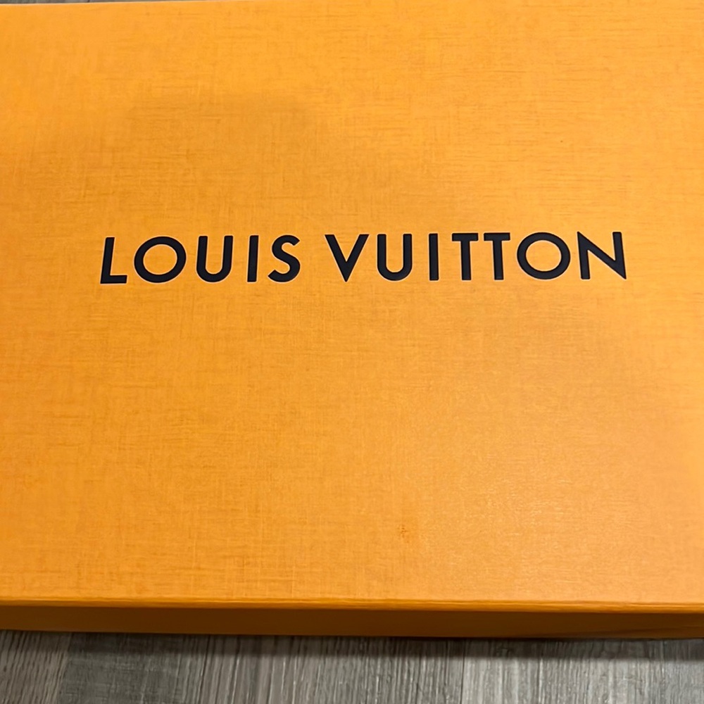 Mini vanity with chain